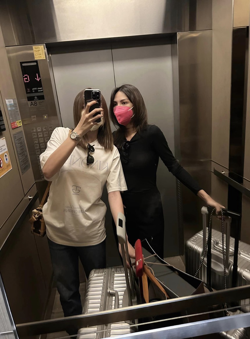 2 sao nữ Vbiz bị soi sống chung và về quê đón Tết, chính chủ nói gì? - Ảnh 1. 2 sao nữ Vbiz bị soi sống chung và về quê đón Tết, chính chủ nói gì? - Ảnh 1.