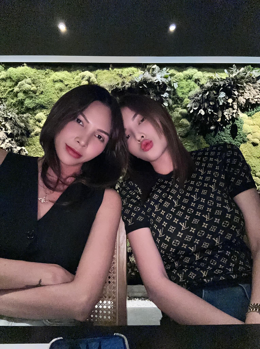 2 sao nữ Vbiz bị soi sống chung và về quê đón Tết, chính chủ nói gì? - Ảnh 3. 2 sao nữ Vbiz bị soi sống chung và về quê đón Tết, chính chủ nói gì? - Ảnh 3.