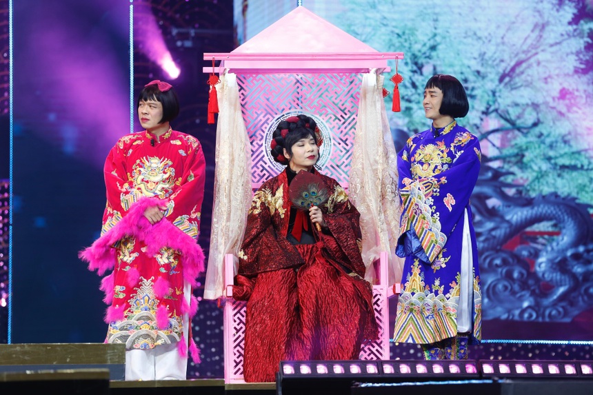 "Táo Quân 2023" lên án các cuộc thi Hoa hậu, gợi nhắc màn hô tên của "Miss Grand", Tự Long hát múa chiếm hết spotlight - Ảnh 3. "Táo Quân 2023" lên án các cuộc thi Hoa hậu, gợi nhắc màn hô tên của "Miss Grand", Tự Long hát múa chiếm hết spotlight - Ảnh 3.