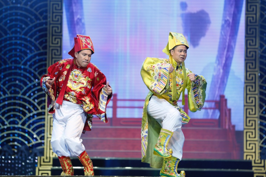 "Táo Quân 2023" lên án các cuộc thi Hoa hậu, gợi nhắc màn hô tên của "Miss Grand", Tự Long hát múa chiếm hết spotlight - Ảnh 7. "Táo Quân 2023" lên án các cuộc thi Hoa hậu, gợi nhắc màn hô tên của "Miss Grand", Tự Long hát múa chiếm hết spotlight - Ảnh 7.