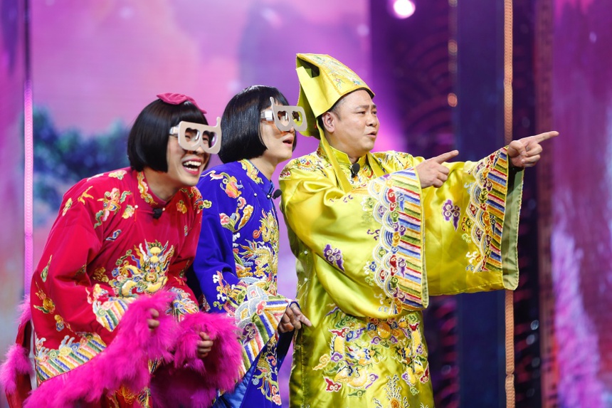 "Táo Quân 2023" lên án các cuộc thi Hoa hậu, gợi nhắc màn hô tên của "Miss Grand", Tự Long hát múa chiếm hết spotlight - Ảnh 6. "Táo Quân 2023" lên án các cuộc thi Hoa hậu, gợi nhắc màn hô tên của "Miss Grand", Tự Long hát múa chiếm hết spotlight - Ảnh 6.