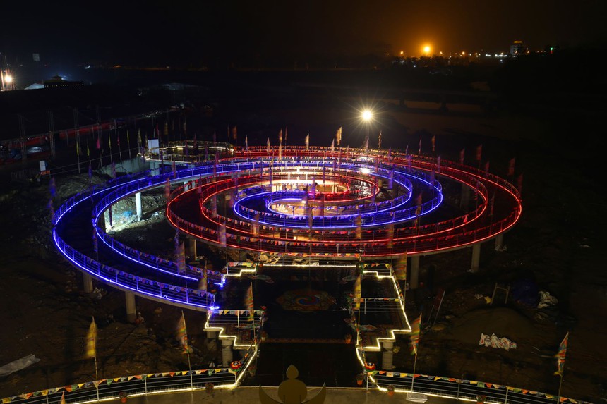 Triển lãm ảnh 'Pháp Vũ Rồng Thiêng' tại Đại Bảo Tháp Mandala Tây Thiên ngày đầu năm mới - Ảnh 4.