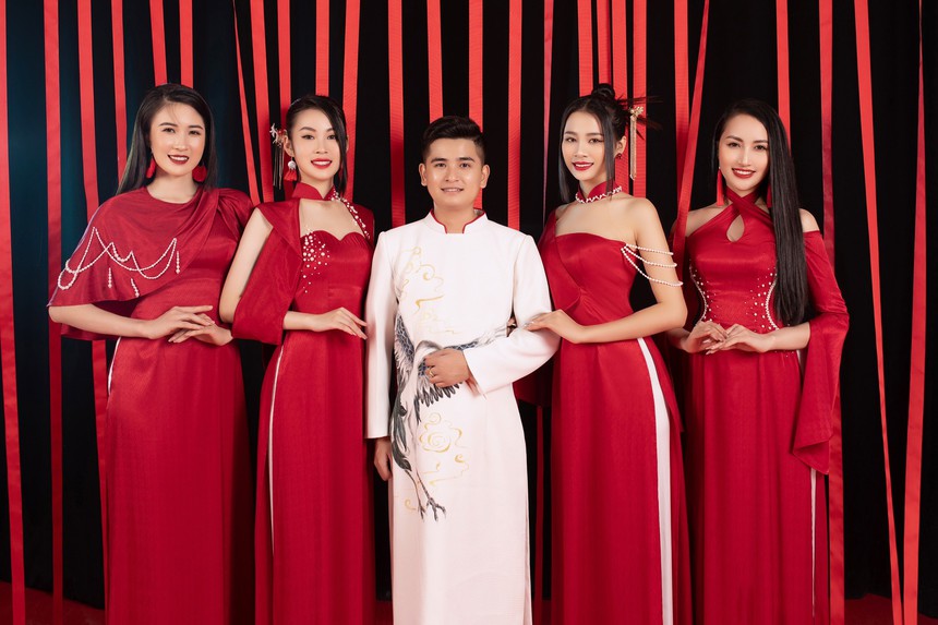 NTK trẻ Nguyễn Minh Long: 25 tuổi được mệnh danh "nhà thiết kế" của các hoa hậu - Ảnh 5. NTK trẻ Nguyễn Minh Long: 25 tuổi được mệnh danh "nhà thiết kế" của các hoa hậu - Ảnh 5.