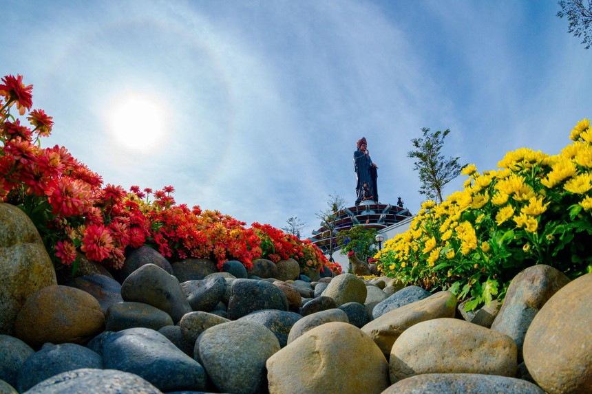 Núi Bà Đen gây sốt với khung cảnh đẹp tựa bồng lai dịp Tết - Ảnh 1.