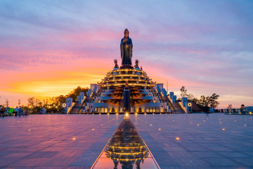 Núi Bà Đen gây sốt với khung cảnh đẹp tựa bồng lai dịp Tết - Ảnh 9.