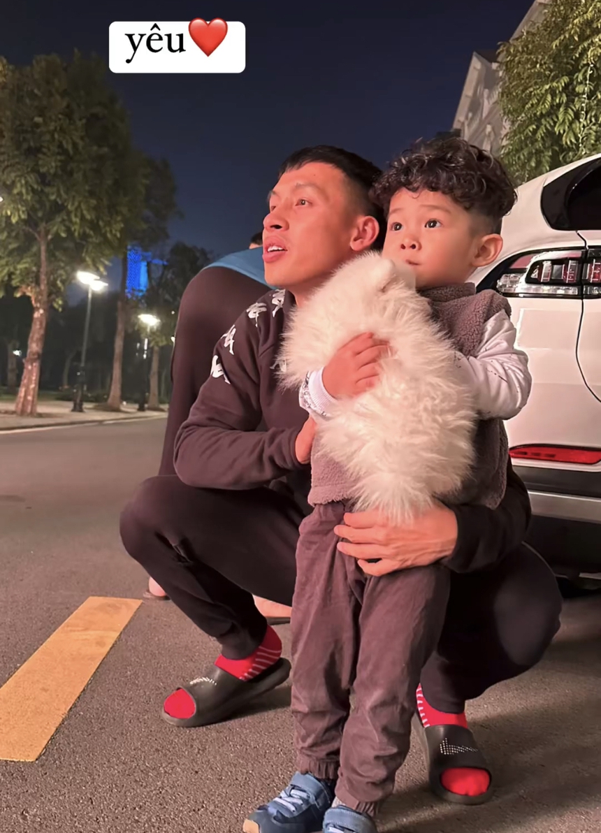 Khoảnh khắc đón giao thừa ấm áp bên gia đình của cầu thủ Việt Nam - Ảnh 2.