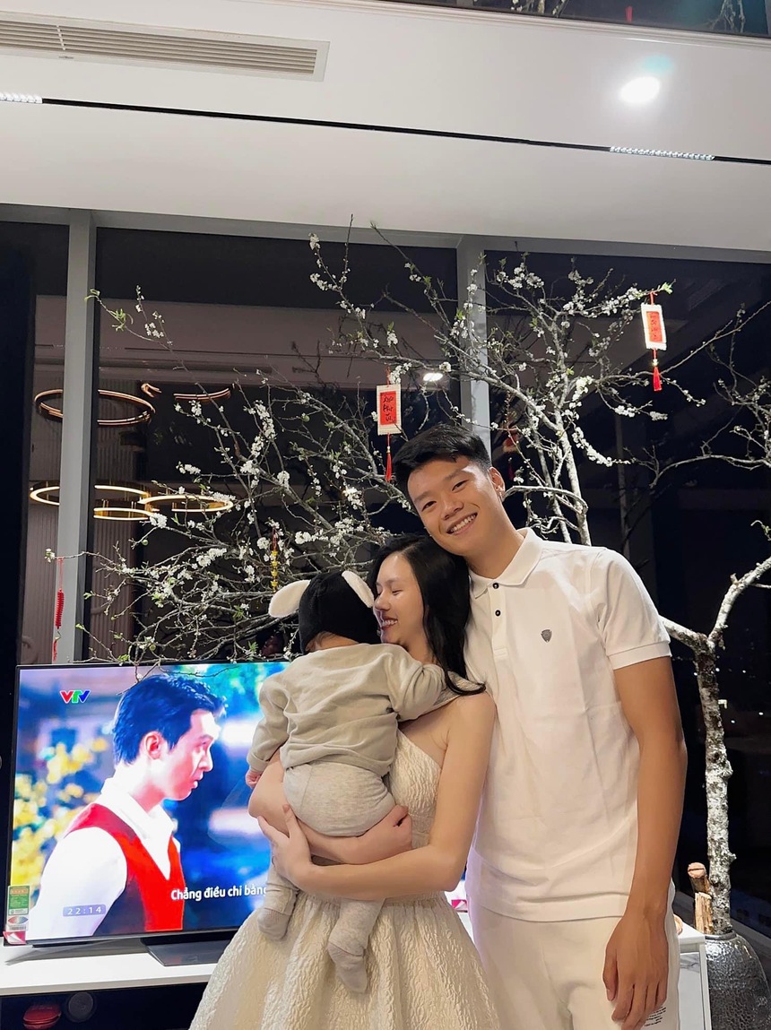 Khoảnh khắc đón giao thừa ấm áp bên gia đình của cầu thủ Việt Nam - Ảnh 3.