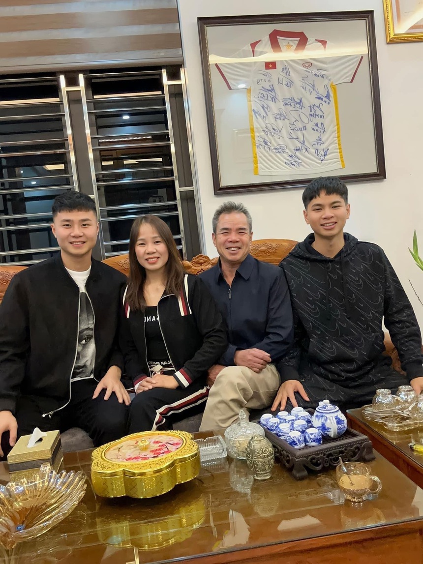 Khoảnh khắc đón giao thừa ấm áp bên gia đình của cầu thủ Việt Nam - Ảnh 4.