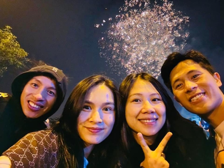 Khoảnh khắc đón giao thừa ấm áp bên gia đình của cầu thủ Việt Nam - Ảnh 1.