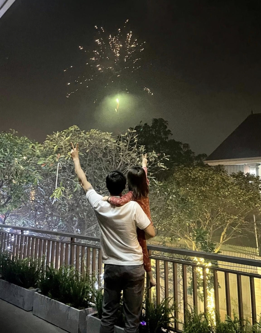 Khoảnh khắc đón giao thừa ấm áp bên gia đình của cầu thủ Việt Nam - Ảnh 8.