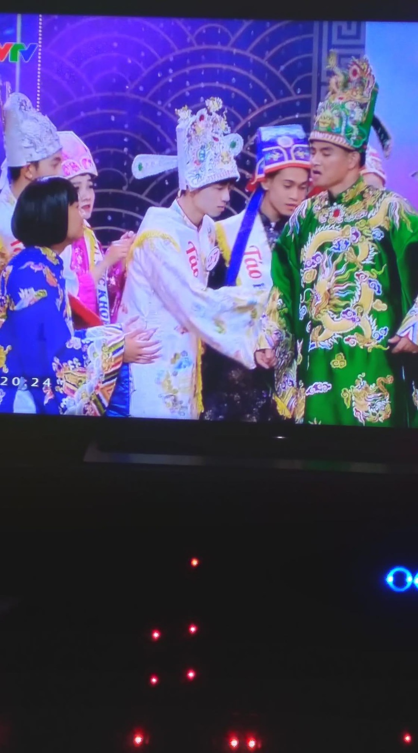 2 trai đẹp bỗng nổi tiếng sau khi lướt qua màn hình Táo Quân chỉ vài giây! - Ảnh 4.