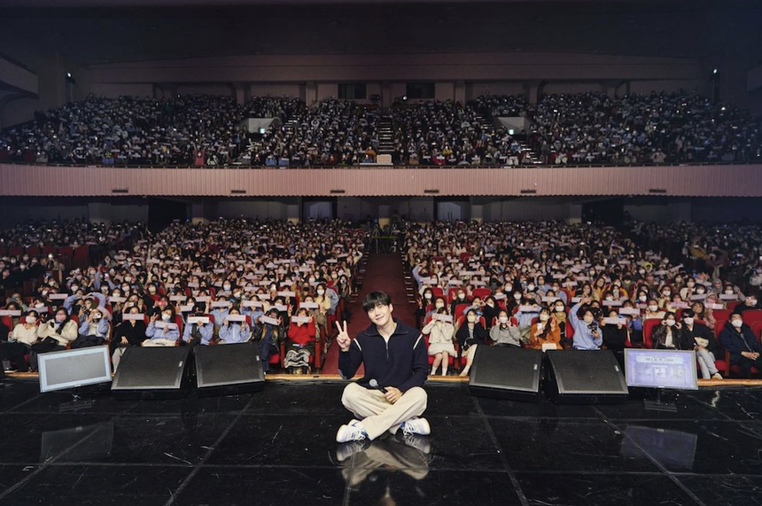 Vượt tranh cãi, Kim Seon Ho thành công trở lại làng giải trí - Ảnh 4.