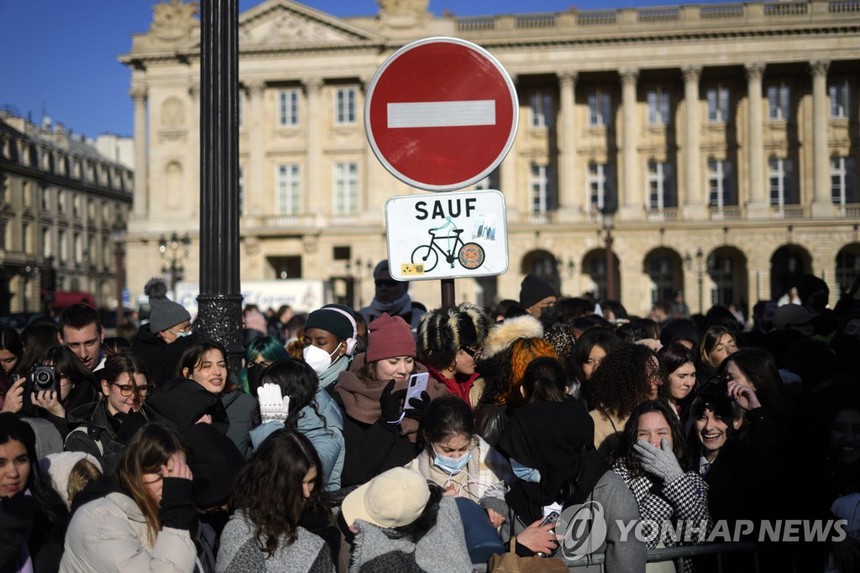 Paris 'đảo lộn' bởi sự xuất hiện của Jimin BTS tại Tuần lễ thời trang Paris - Ảnh 1.