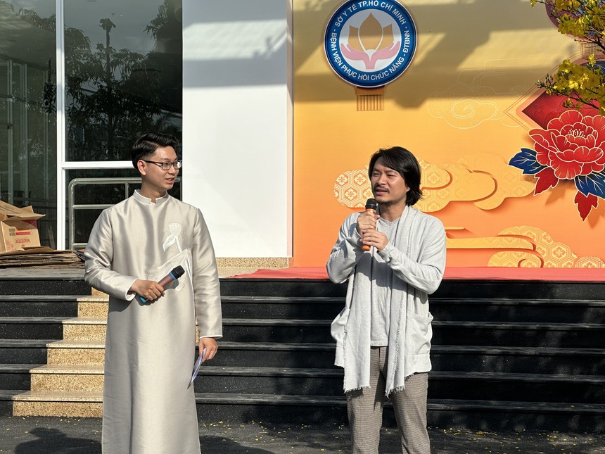 Đạo diễn Hoàng Nhật Nam đến bệnh viện trao 100 suất quà vào sáng 30 Tết  - Ảnh 1.