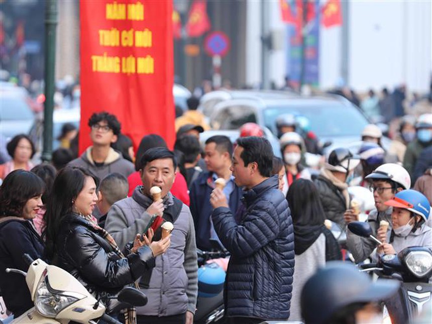 Hà Nội bình dị chiều 30 Tết - Ảnh 2.