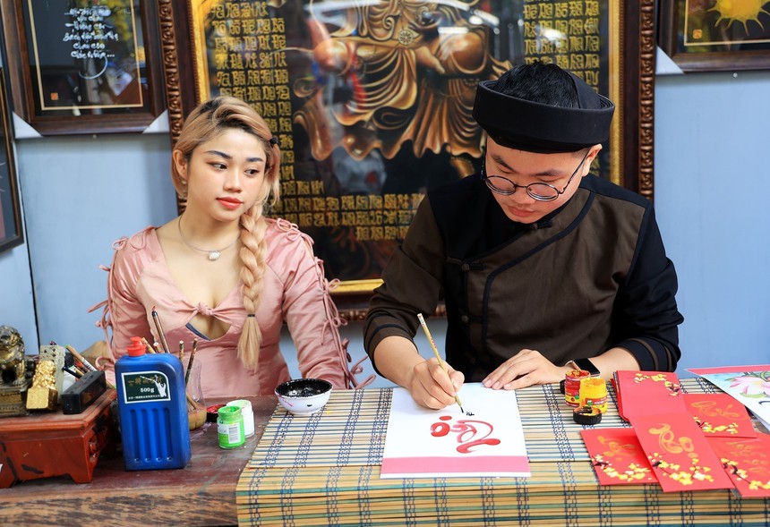 Thành phố Hồ Chí Minh: Phố Ông đồ nhộn nhịp người đến xin chữ - Ảnh 6.