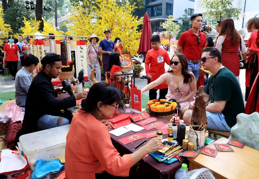 Thành phố Hồ Chí Minh: Phố Ông đồ nhộn nhịp người đến xin chữ - Ảnh 5.