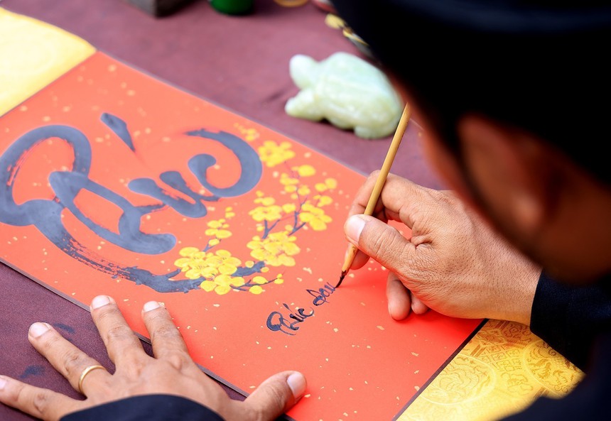 Thành phố Hồ Chí Minh: Phố Ông đồ nhộn nhịp người đến xin chữ - Ảnh 4.