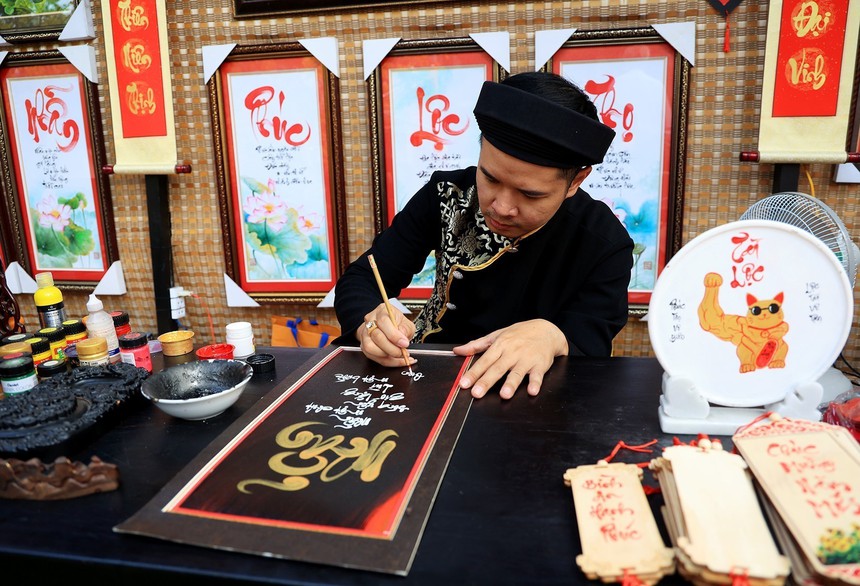 Thành phố Hồ Chí Minh: Phố Ông đồ nhộn nhịp người đến xin chữ - Ảnh 3.