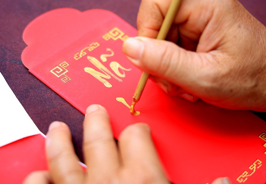 Thành phố Hồ Chí Minh: Phố Ông đồ nhộn nhịp người đến xin chữ - Ảnh 2.