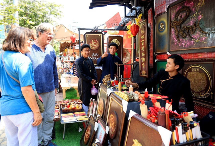 Thành phố Hồ Chí Minh: Phố Ông đồ nhộn nhịp người đến xin chữ - Ảnh 1.