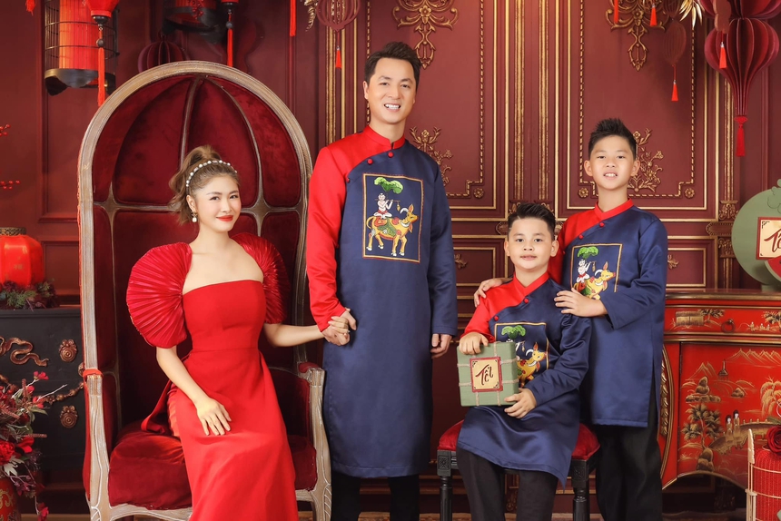 Dàn nhóc tỳ Vbiz diện áo dài ngày mùng 1 Tết: Subeo - Suchin đáng yêu, con gái Hoa hậu Hà Kiều Anh gây 'đốn tim' - Ảnh 4.