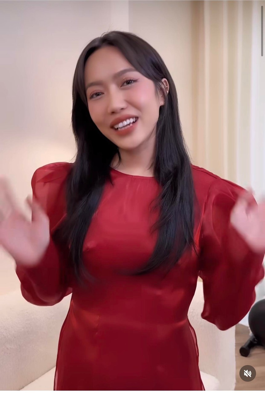 Áo dài mùng 1 Tết của mỹ nhân Việt: Minh Tú chuộng thiết kế cắt xẻ, Chi Pu bỗng hóa thiếu nữ đằm thắm - Ảnh 6.