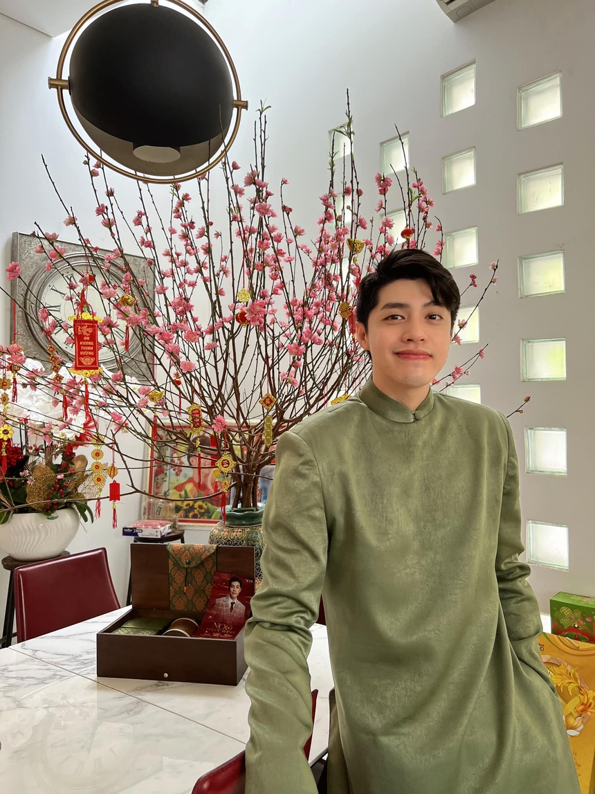 Dàn sao Vbiz rộn ràng ngày đầu năm mới: Minh Hằng “khóa môi” chồng cực ngọt, vợ chồng Diệu Nhi vẫn siêu “nhây” - Ảnh 4.