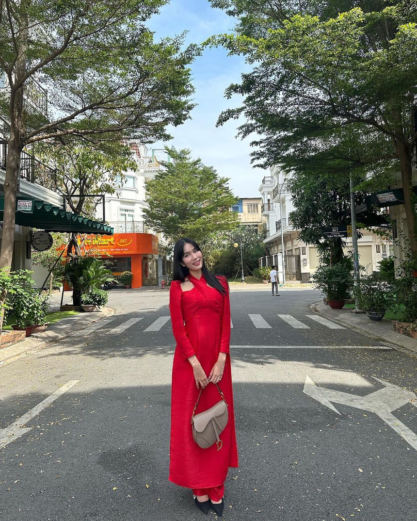 Áo dài mùng 1 Tết của mỹ nhân Việt: Minh Tú chuộng thiết kế cắt xẻ, Chi Pu bỗng hóa thiếu nữ đằm thắm - Ảnh 9.