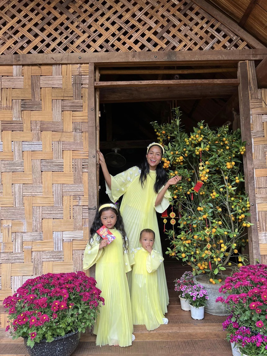 Sao Việt ngày Mồng 1 Tết: Loạt cặp đôi thi nhau phát 'cẩu lương', Anh Tú khoe Diệu Nhi lần đầu làm 1 việc  - Ảnh 16.