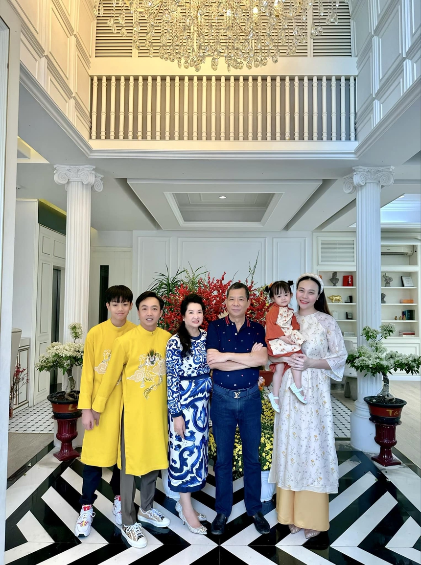 Dàn sao Vbiz rộn ràng ngày đầu năm mới: Minh Hằng “khóa môi” chồng cực ngọt, vợ chồng Diệu Nhi vẫn siêu “nhây” - Ảnh 5.