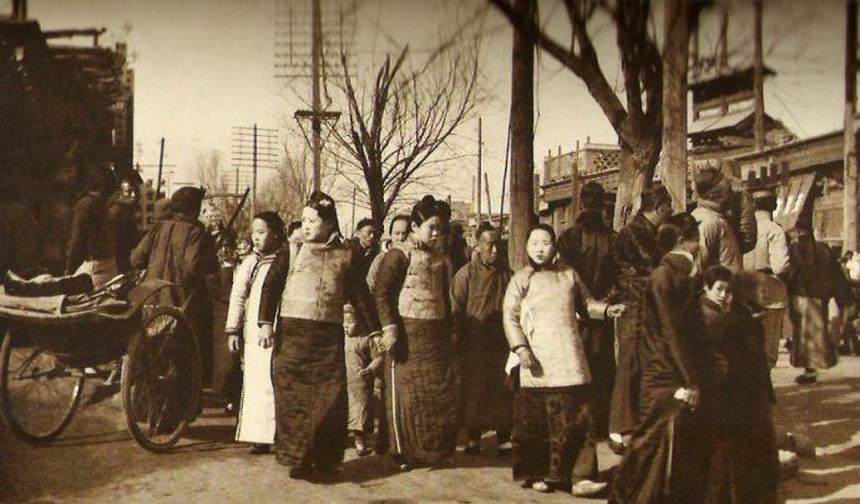 Ảnh hiếm ngày xuân ở Thanh triều: Phu kéo xe tất bật làm thêm cuối năm, phú hộ háo hức chờ một thứ bay lên trời hóa thành ánh sáng rực rỡ - Ảnh 8.