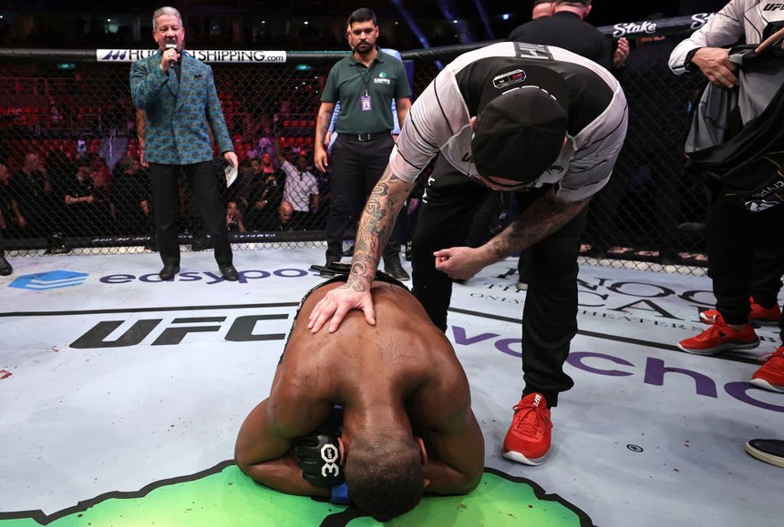 Jamahal Hill giành đai UFC sau chiến thắng trước Glover Teixeira, bật khóc vì xúc động - Ảnh 4. Jamahal Hill giành đai UFC sau chiến thắng trước Glover Teixeira, bật khóc vì xúc động - Ảnh 4.