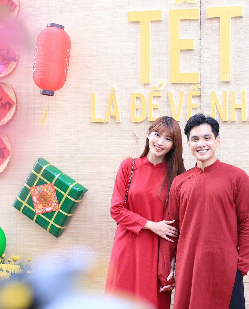 Dàn sao Vbiz rộn ràng ngày đầu năm mới: Minh Hằng “khóa môi” chồng cực ngọt, vợ chồng Diệu Nhi vẫn siêu “nhây” - Ảnh 7.