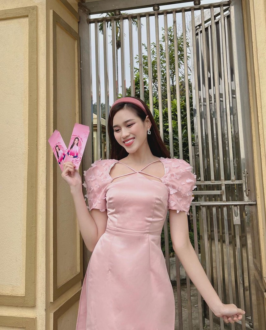 Dàn sao Vbiz rộn ràng ngày đầu năm mới: Minh Hằng “khóa môi” chồng cực ngọt, vợ chồng Diệu Nhi vẫn siêu “nhây” - Ảnh 14.