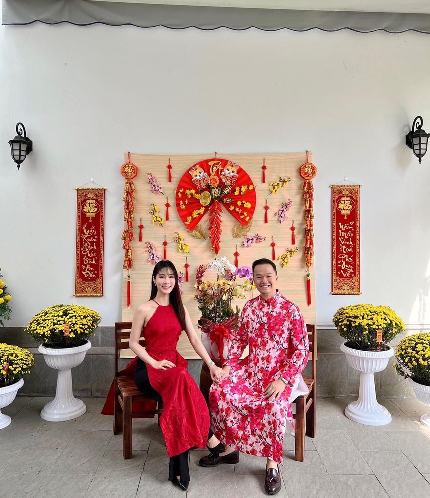 Dàn sao Vbiz rộn ràng ngày đầu năm mới: Minh Hằng “khóa môi” chồng cực ngọt, vợ chồng Diệu Nhi vẫn siêu “nhây” - Ảnh 11.