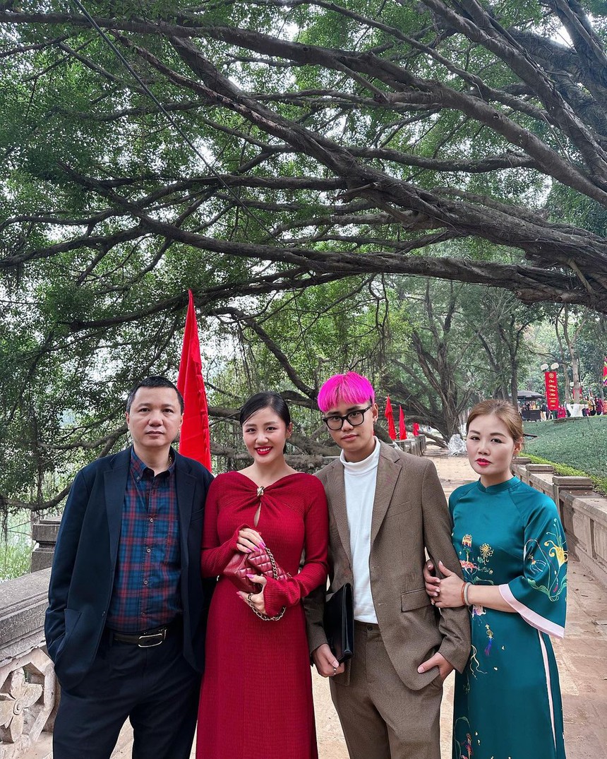 Dàn sao Vbiz rộn ràng ngày đầu năm mới: Minh Hằng “khóa môi” chồng cực ngọt, vợ chồng Diệu Nhi vẫn siêu “nhây” - Ảnh 9.