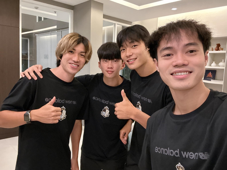 Văn Toàn làm thân rất nhanh với đồng đội Hàn Quốc, khoe tiền lì xì năm mới nhưng... lạ lắm - Ảnh 1.