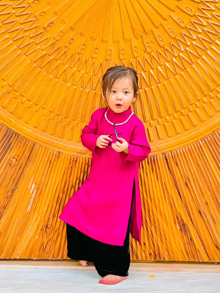 Lisa diện áo dài cùng mẹ Hồ Ngọc Hà, cực kỳ ra dáng mỹ nhân tương lai  - Ảnh 2.