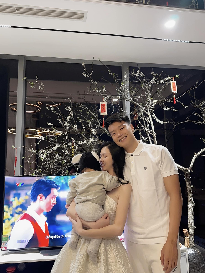 Dàn WAGs Việt diện đẹp chơi Tết: Yến Xuân vừa sexy vừa truyền thống, vợ Quế Ngọc Hải ấn tượng với "outfit bỉm sữa" - Ảnh 8.