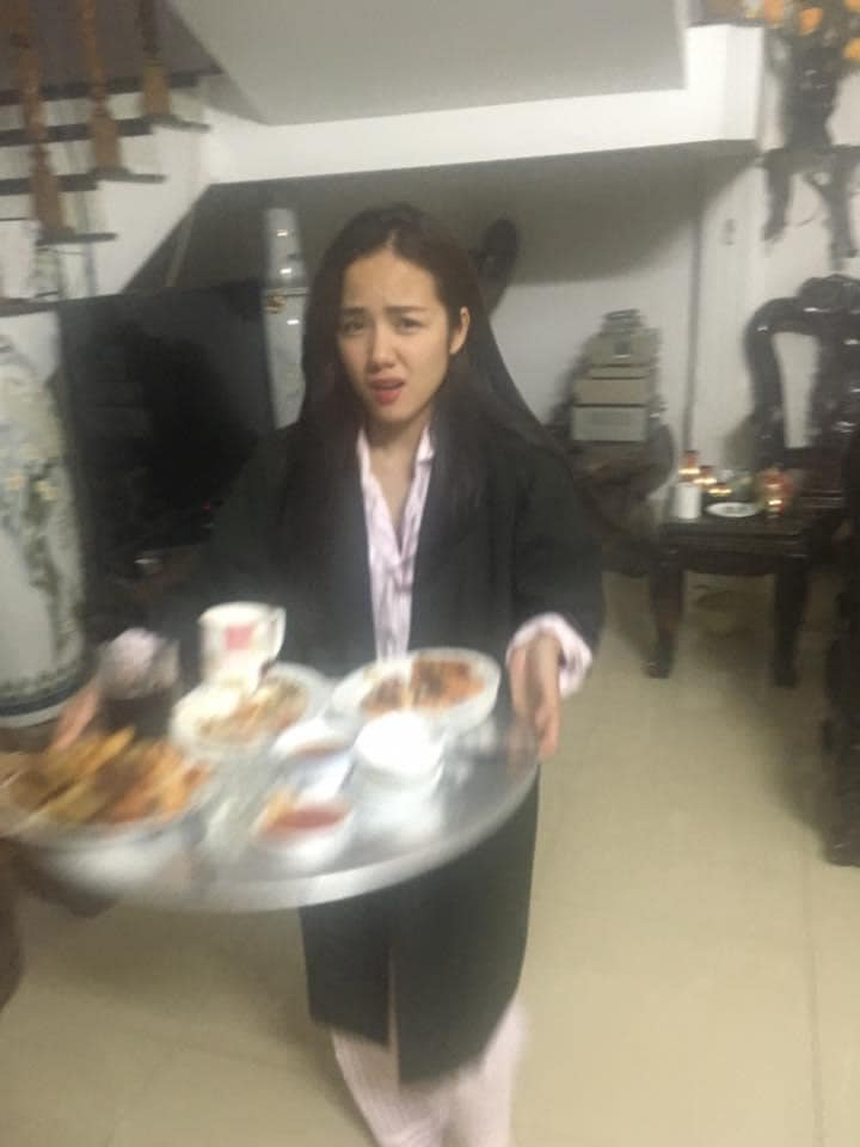 Khoảnh khắc hài hước của dàn sao Việt ngày Tết: Ninh Dương Lan Ngọc “múa may” chờ lì xì, Lương Thùy Linh  có cái kết đắng khi nhờ cháu chụp hình - Ảnh 2.