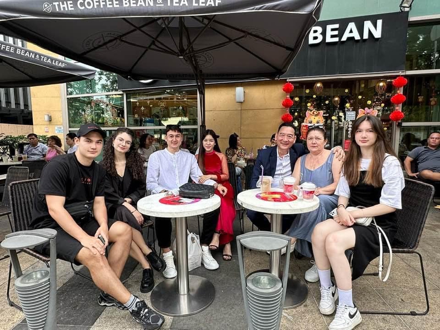 Muôn kiểu "outfit" du xuân của hội tuyển thủ Việt Nam: Văn Lâm lịch lãm, sao trẻ U23 chất lừ - Ảnh 6.