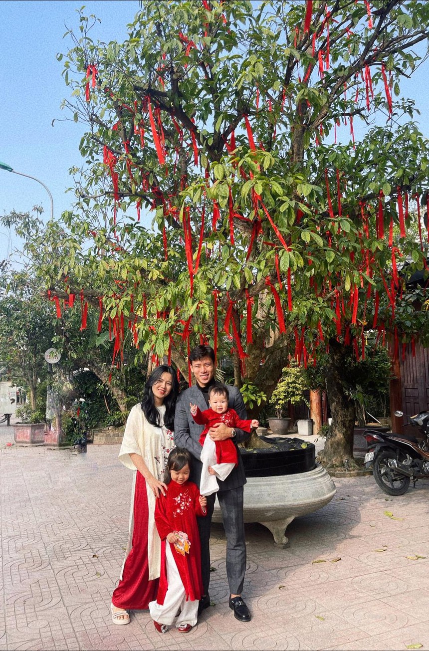 Muôn kiểu "outfit" du xuân của hội tuyển thủ Việt Nam: Văn Lâm lịch lãm, sao trẻ U23 chất lừ - Ảnh 7.