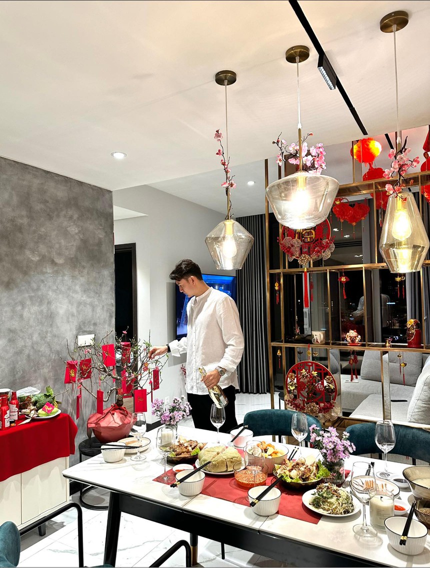 Muôn kiểu "outfit" du xuân của hội tuyển thủ Việt Nam: Văn Lâm lịch lãm, sao trẻ U23 chất lừ - Ảnh 5.