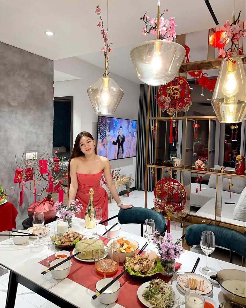 Dàn WAGs Việt diện đẹp chơi Tết: Yến Xuân vừa sexy vừa truyền thống, vợ Quế Ngọc Hải ấn tượng với "outfit bỉm sữa" - Ảnh 1.