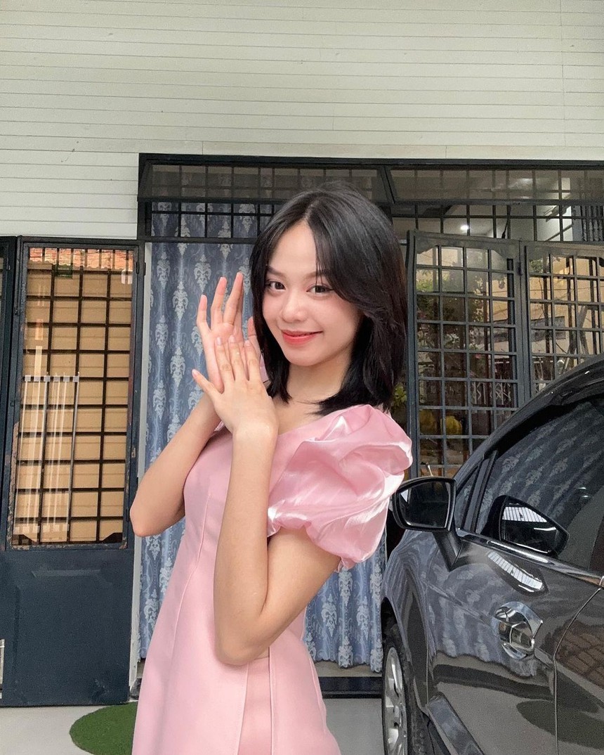 Soi áo dài mùng 2 Tết của mỹ nhân Việt: nhiều nàng chọn thiết kế của local brand ''quen mặt'', giá cả đi đôi với chất lượng  - Ảnh 3.