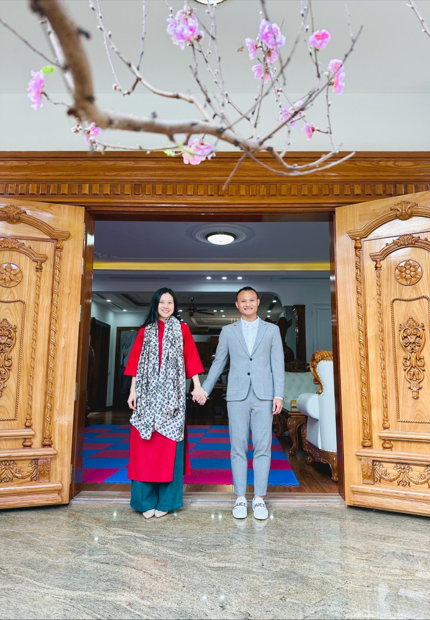 Dàn WAGs Việt diện đẹp chơi Tết: Yến Xuân vừa sexy vừa truyền thống, vợ Quế Ngọc Hải ấn tượng với "outfit bỉm sữa" - Ảnh 6.