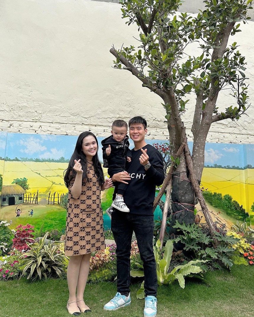 Muôn kiểu "outfit" du xuân của hội tuyển thủ Việt Nam: Văn Lâm lịch lãm, sao trẻ U23 chất lừ - Ảnh 8.