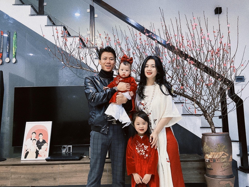 Dàn WAGs Việt diện đẹp chơi Tết: Yến Xuân vừa sexy vừa truyền thống, vợ Quế Ngọc Hải ấn tượng với "outfit bỉm sữa" - Ảnh 5.