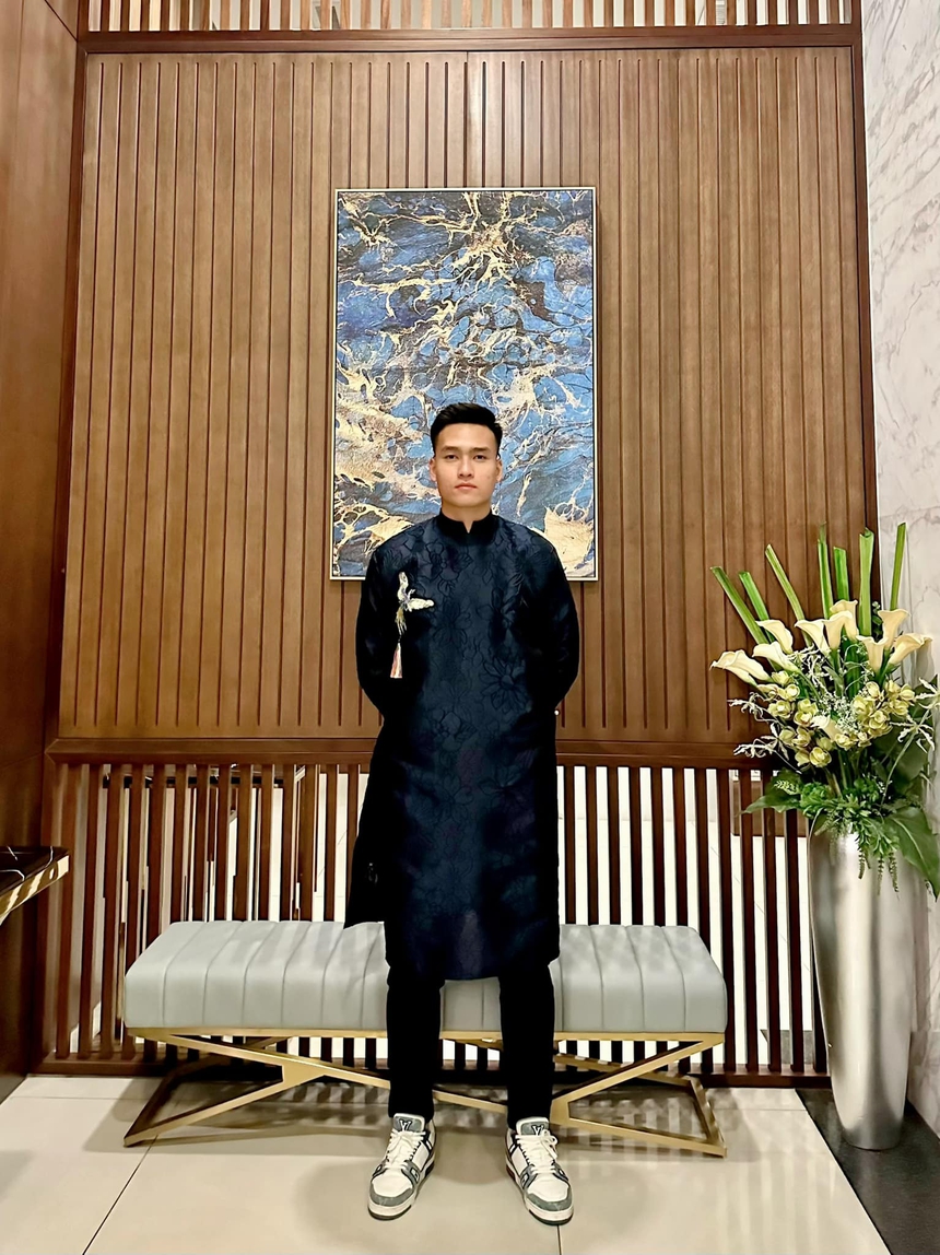 Muôn kiểu "outfit" du xuân của hội tuyển thủ Việt Nam: Văn Lâm lịch lãm, sao trẻ U23 chất lừ - Ảnh 3.